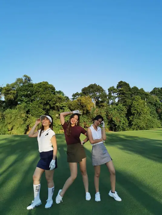 Di awal masanya menjadi istri Ardi Bakrie, Nia sempat merasa sedih karena banyak orang yang ingin berteman dengannya karena status tersebut. Seiring berjalannya waktu, ia mengubah pemikirannya dan tak mempermasalahkan hal tersebut. (Instagram/ramadhaniabakrie)