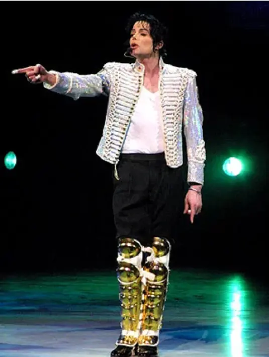 Ini adalah penampilan Michael Jackson di Teater Apollo, New York City pada tahun 2002. Ciri khas dari penampilan Michael Jackson adalah bantalan lutut seperti yang dikenakannya di sini, bernuansa emas yang dipadukan dengan baju zirah putih penuh payet. Foto: Steve Azzara/Corbis/InStyle.