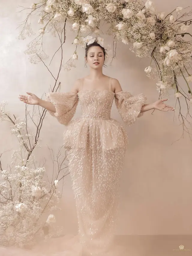 7 Gaya Pemotretan Terbaru Andien dengan Tema Floral, Memesona