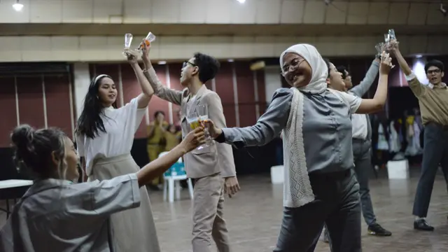 Melihat Latihan Cek Toko Sebelah yang Hadir dalam Bentuk Teater Musikal