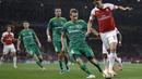 Pemain Vorskla, Igor Perduta, menjaga pergerakan gelandang Arsenal, Mesut Ozil, pada laga Liga Europa di Stadion Emirates, London, Kamis (20/9/2018). Arsenal menang 4-2 atas Vorskla. (AP/Kirsty Wigglesworth)