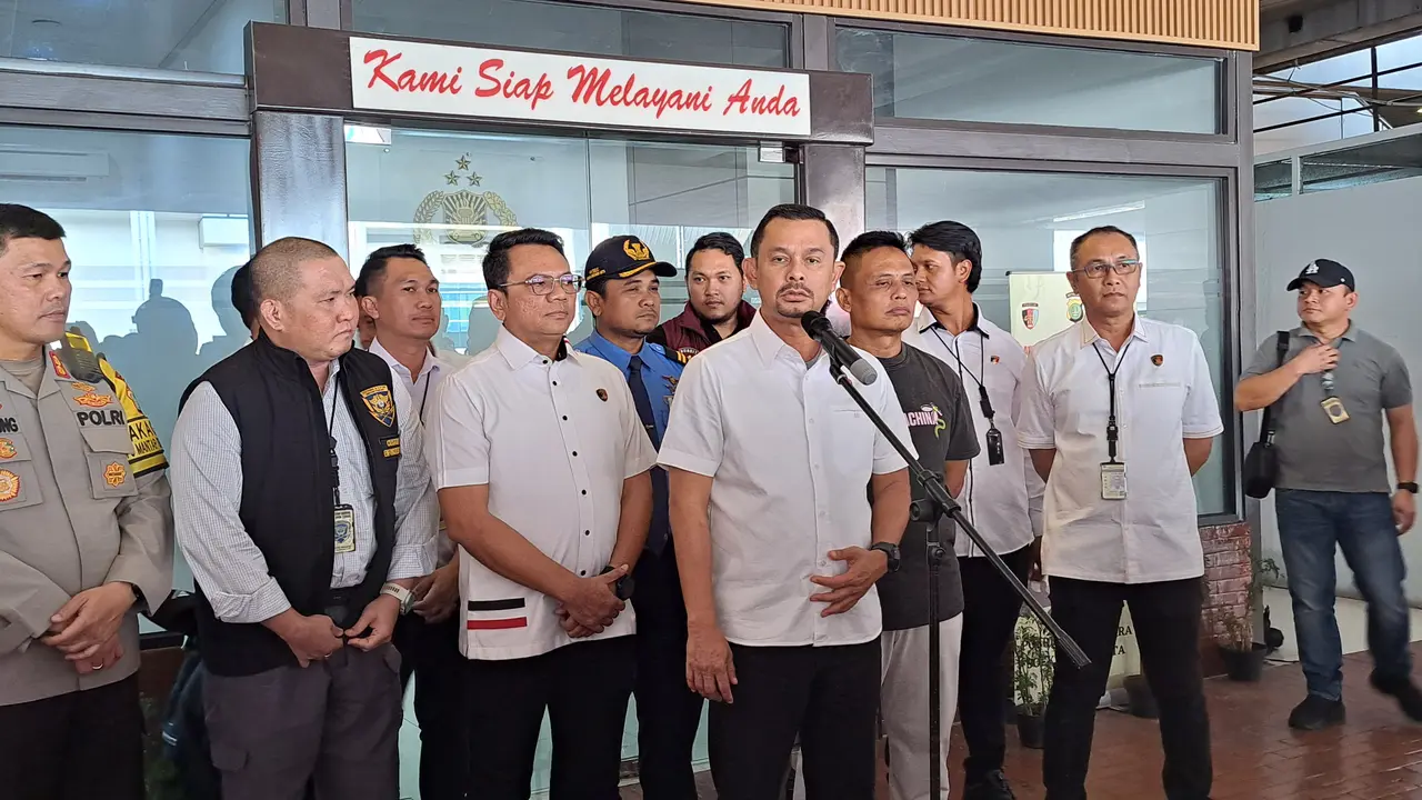 Direktur Tindak Pidana Narkoba Bareskrim Polri, Brigjen Mukti Juharsa, saat memberikan keterangan di Terminal 2 Bandara Soetta, Senin (27/5/2024).