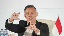John Herdman menggantikan posisi Patrick Kluivert yang hengkang bersama jajarannya pada Oktober 2025, selepas gagal membawa skuad Garuda lolos Piala Dunia 2026. Tampak dalam foto, pelatih kepala tim nasional sepak bola Indonesia yang baru, John Herdman memberi isyarat saat berbicara dalam konferensi pers di Jakarta, Selasa 13 Januari 2026. (AP Photo/Achmad Ibrahim)