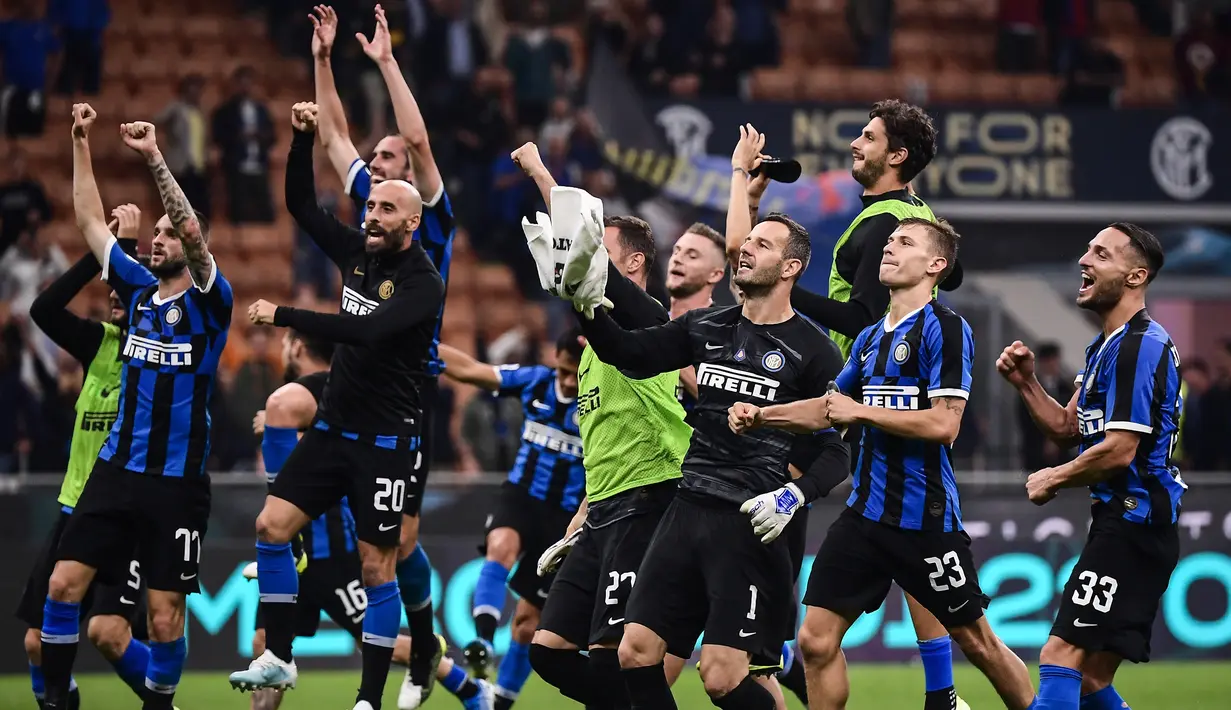 Pemain Inter Milan merayakan kemenangan usai pertandingan melawan Lazio pada lanjutan Liga Serie A di stadion San Siro di Milan (25/9/2019). Inter Milan menang tipis atas Lazio 1-0 berkat gol Danilo D'Ambrosio pada menit ke 23.  (AFP Photo/Marco Bertorello)