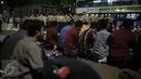 Sejumlah mahasiswa salat berjamaah saat menggelar aksi di depan Istana Merdeka, Jakarta, Rabu (11/11/2015). Aksi tersebut berbarengan dengan Momentum Hari Pahlawan. (Liputan6.com/Faizal Fanani)