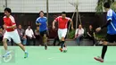 Menpora Imam Nahrawi (ketiga kiri) menggiring bola saat bermain futsal dengan wartawan di Lapangan Kemenpora, Jakarta, Jumat (10/2). Laga futsal ini untuk memeriahkan Hari Pers Nasional 2017 di lingkungan Kemenpora. (Liputan6.com/Helmi Fithriansyah)