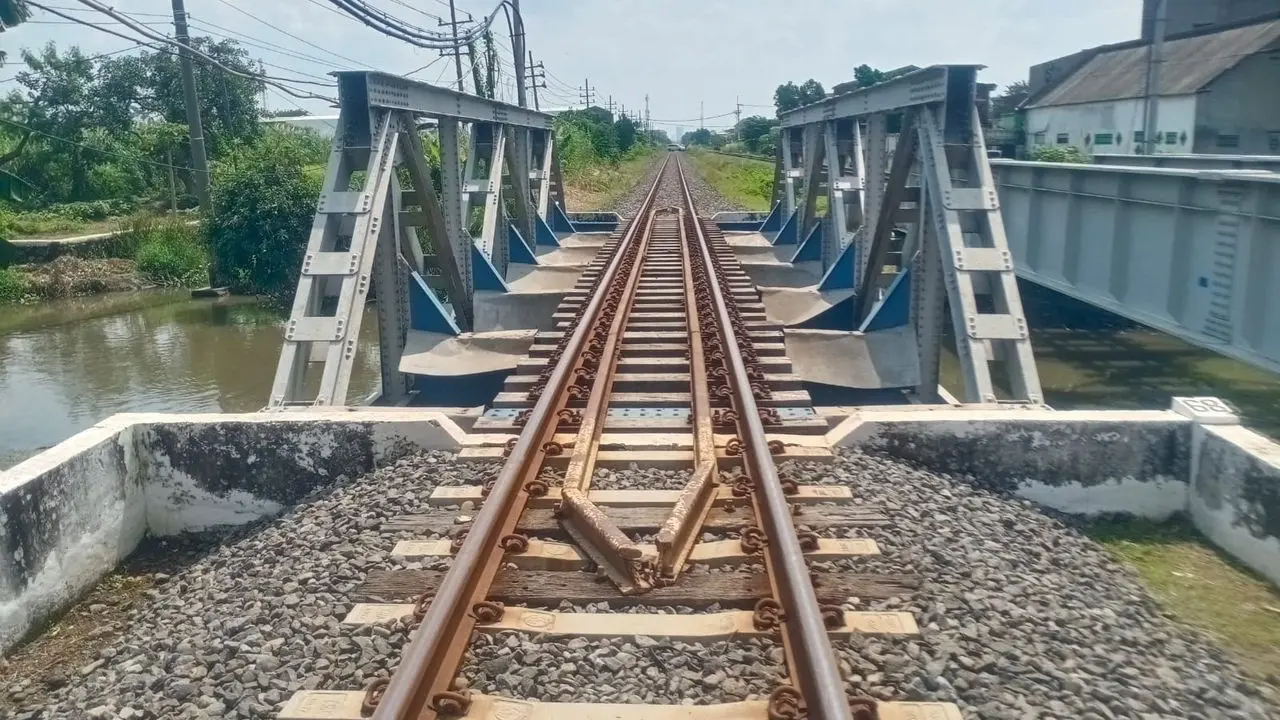 KAI Daop 8 Surabaya memastikan jalur kereta api aman untuk dilewati paska gempa di Tuban. (Dian Kurniawan/Liputan6.com)