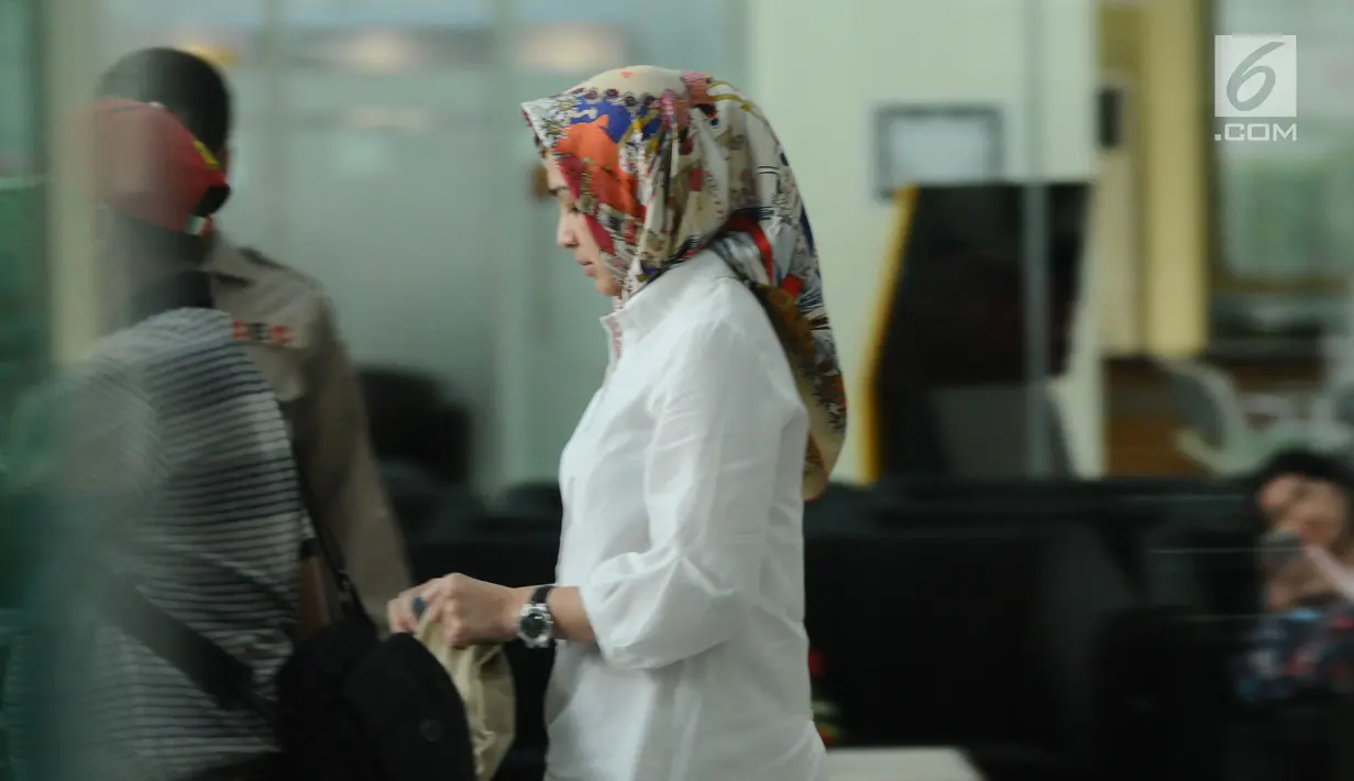 Wali Kota Tangerang Selatan Airin Rachmi Diany tertunduk saat meninggalkan gedung KPK usai memenuhi panggilan, Jakarta, Selasa (14/11). Airin diperiksa terkait klafikasi penanganan perkara di KPK. (Liputan6.com/Helmi Fithriansyah)