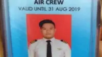 Seorang pria yang mengenakan seragam pilot diamankan petugas di Terminal 3 Bandara Internasional Soekarno-Hatta (Soetta), Kota Tangerang. Dia diamankan lantaran diduga berperan menjadi pilot alias pilot palsu.