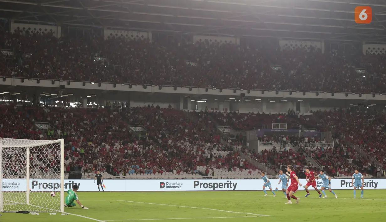 Ole Romeny mencetak gol kedua Timnas Indonesia melalui tendangan penalti ke gawang Singapura dalam laga FIFA ASEAN Cup 2026 di Stadion Utama Gelora Bung Karno (SUGBK), Jakarta, Jumat (25/9/2026). (KLY/Budy Santoso)
