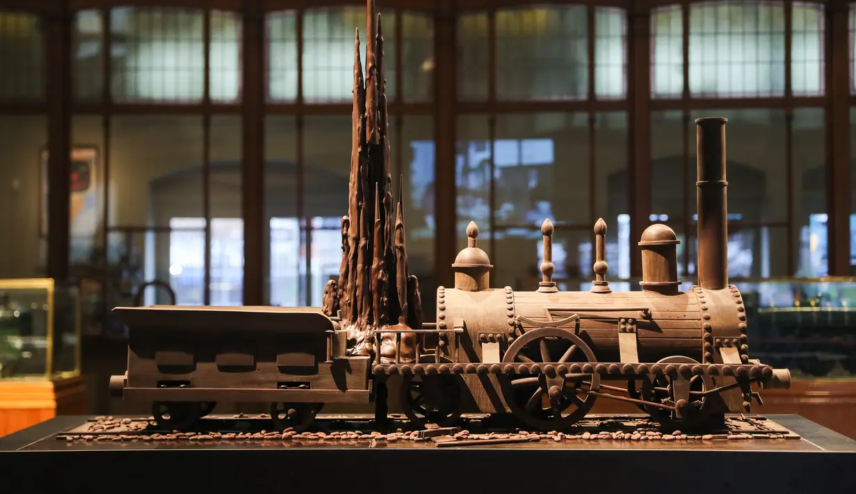 Cokelat berbentuk kereta terlihat dalam pameran Choco Loco di Train World Museum (Museum Dunia Kereta) yang berada di Brussel, Belgia (15/12/2020). Choco Loco adalah sebuah pameran yang menampilkan berbagai patung dari cokelat bertema kereta api. (Xinhua/Zheng Huansong)