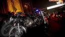 Beberapa motor yang tertimpa papan reklame diangkut menggunakan truk, Selasa (22/4/14). (Liputan6.com/Faizal Fanani)