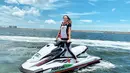 Wanita kelahiran tahun 2002 ini terlihat sering liburan ke pantai atau laut. Dia sudah bisa mengendarai jet ski sendirian. Aaliyah tampak bahagia mengendarai jet ski dengan rambut diikat di tengah lautan.(Liputan6.com/IG/@aaliyah.massaid)