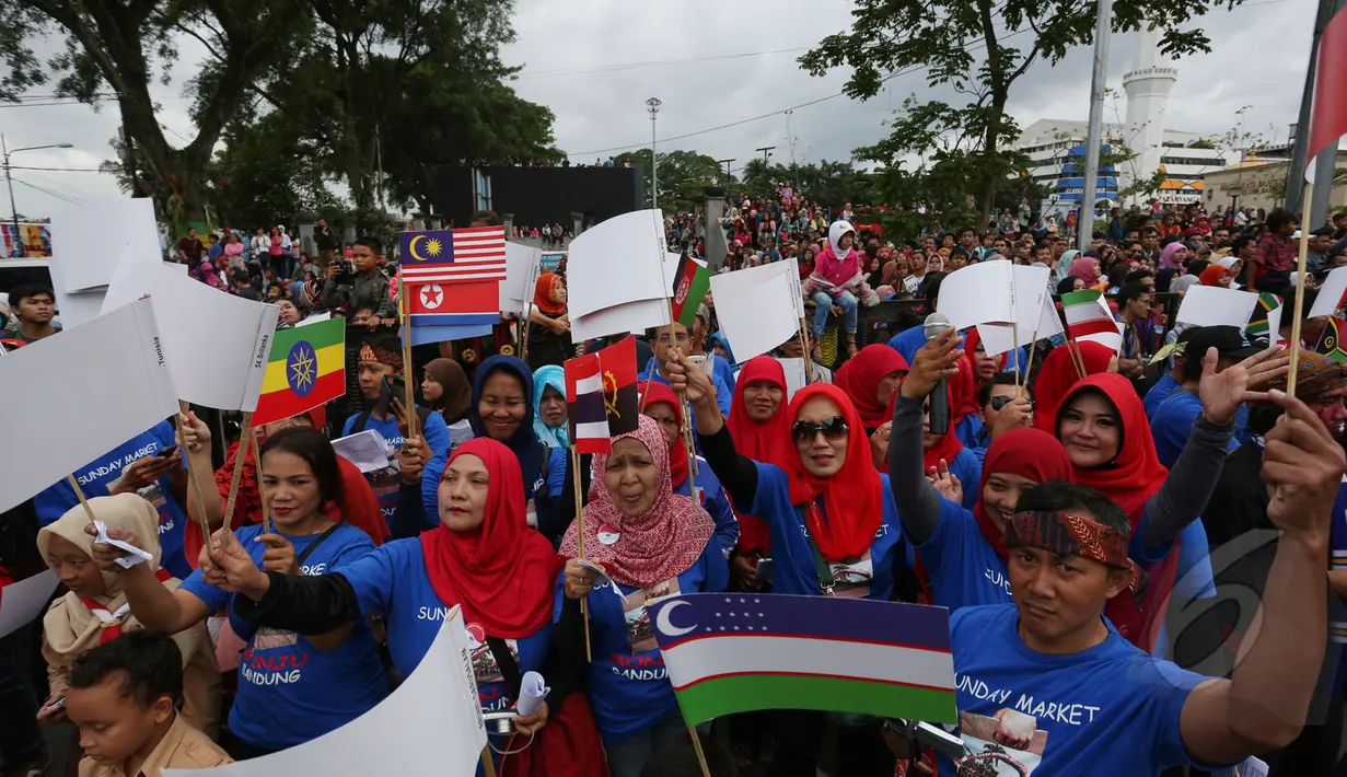 Ribuan warga berbondong-bondong untuk melihat karnaval KAA, Bandung, Sabtu (26/4/2015). Warga terlihat antusias untuk melihat pawai budaya negara perserta KAA. (Liputan6.com/Herman Zakharia)