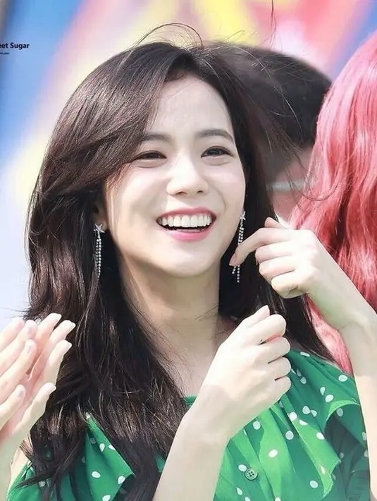 Sisi imut Jisoo kerap ia tunjukkan dengan berbagai cara, mulai dari kedipan manja hingga senyum lebarnya yang memikat. (pinterest)