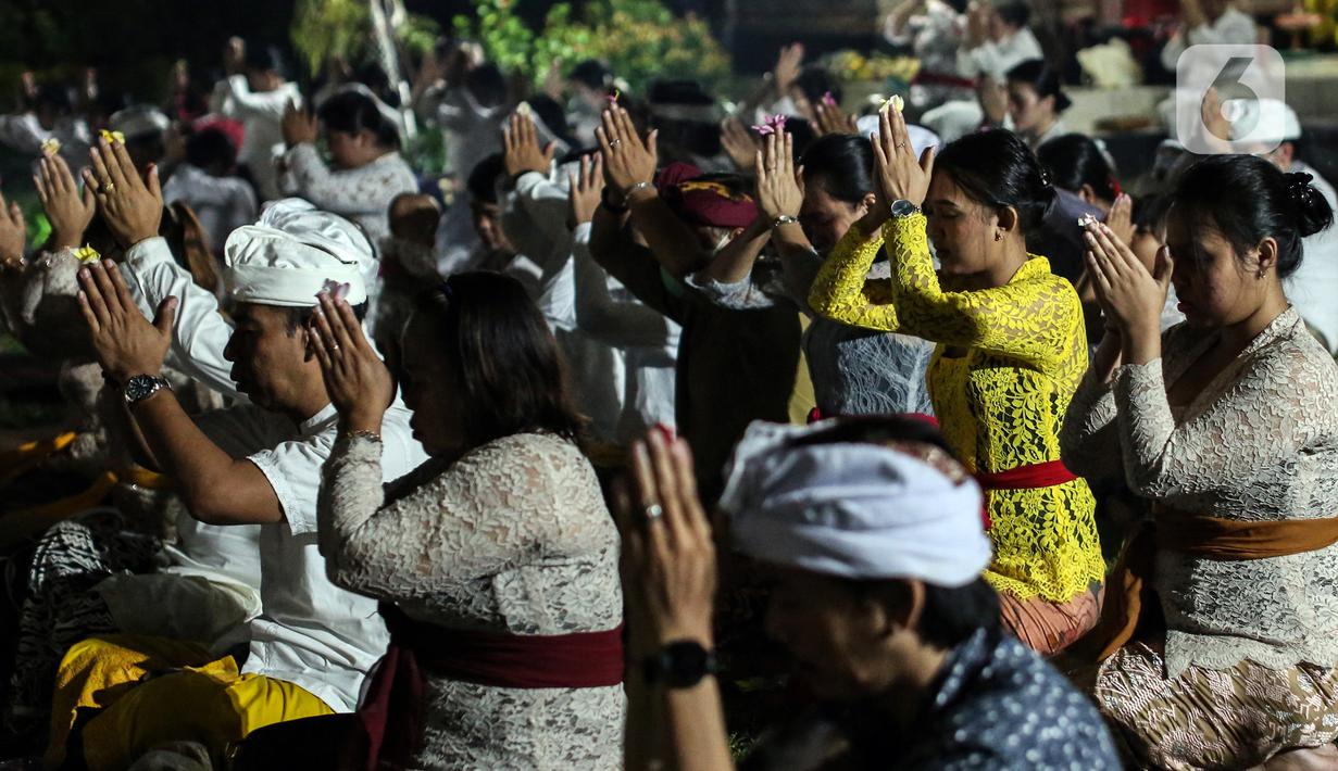 Umat Hindu Bali saat merayakan Hari Raya Galungan di Pura Amerta Jati, Jalan Punak, Pangkalan Jati, Cinere, Depok, Jawa Barat, Rabu (8/6/2022). Hari Raya Galungan merupakan hari merayakan kemenangan kebaikan (Dharma) melawan kejahatan (Adharma). (Liputan6.com/Johan Tallo)