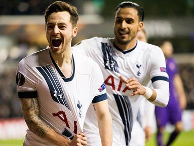 Gelandang Tottenham, Ryan Mason, merayakan gol ke gawang Fiorentina pada babak 32 besar Liga Europa di Stadion White Hart Lane, Inggris, Kamis (25/2/2016). Tottenham berhasil lolos ke 16 besar berkat unggul agregat skor 4-1. (EPA/Andrew Cowie)