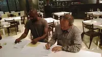 Kontrak Carlton Cole di Persib Lebih Murah Dibanding Essien
