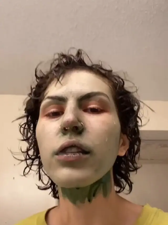 Pakai Masker Wajah Agar Glowing, Wanita Ini Justru Mirip Hulk Sebelum Wawancara Kerja