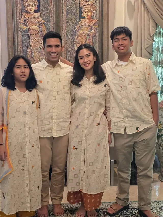 Gaya Artis dan Ibu Pejabat Kenakan Atasan Siluet Kebaya saat Lebaran.