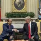 PM Nguyen Xuan Phuc bersama Presiden Donald Trump di Gedung Putih (AP Photo/Andrew Harnik)