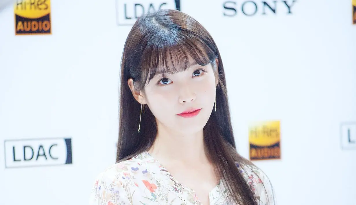 Saat duduk di bangku SD, IU ternyata sempat menjabat sebagai ketua OSIS. Selain cantik, ternyata IU punya jiwa pemimpin. (Foto: koreaboo.com)