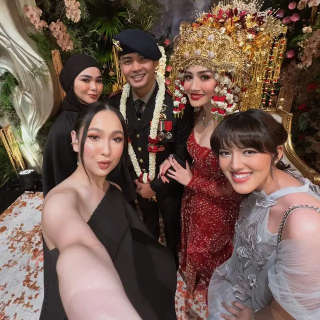 Potret 6 Artis Reuni di Pernikahan Febby Rastanty, Lepas Rindu Lama Tak Jumpa
