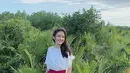 Bahkan putri dari pemilik penginapan mewah di Bali ini tetap fashionable meski dengan outfit celana warna fuchsia. OOTD-nya bisa jadi inspirasi outfit untuk hangout sehari-hari. (Liputan6.com/IG/@ssarah_menzel)