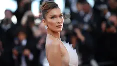 Model AS Bella Hadid berpose ketika ia tiba menghadiri pemutaran film "Rocketman" di Festival Film Cannes edisi ke-72 di Cannes, Prancis (16/5/2019). Bella Hadid tampil cantik mengenakan gaun tulle semi-tipis putih yang memukau oleh Dior Haute Couture. (AFP Photo/Loic Venance)