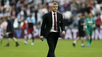 Pelatih Manchester United, Ole Gunnar Solskjaer, tampak kecewa usai dikalahkan West Ham pada laga Premier League di Stadion London, London, Minggu (22/9). West Ham menang 2-0 atas MU. (AFP/Ian Kington)