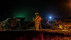 Petugas memeriksa puing-puing pesawat yang mengalami kecelakaan di ujung landasan pacu 24 di Bandara Internasional Ninoy Aquino, Manila, Filipina (29/3/2020). Sebuah pesawat kecil tujuan Jepang mengalami kecelakaan saat lepas landas pada Minggu (29/3) malam di Bandara tersebut. (Xinhua/Rouelle Umali