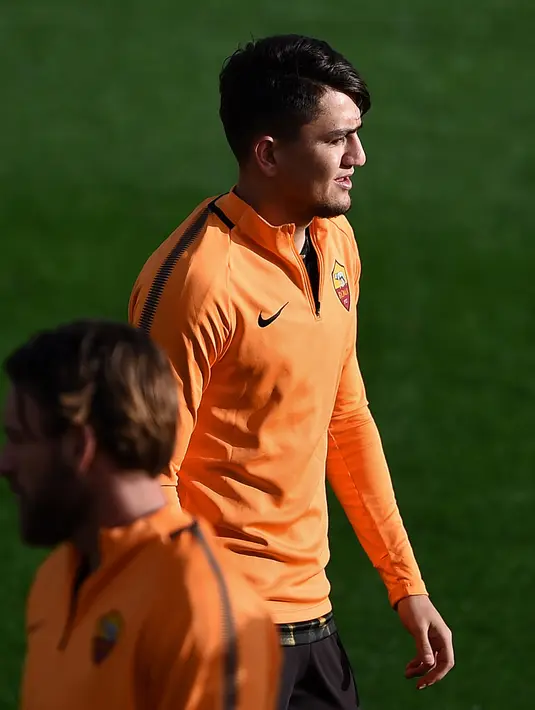 Penyerang AS Roma, Cengiz Under saat mengikuti latihan di tempat latihan Trigoria di kota Roma (12/3). Roma akan melawan Shakhtar Donetsk di leg kedua 16 besar Liga Champions di Olimpico. (AFP Photo/Filippo Monteforte)