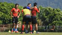 Pelatih Arema FC, Eduardo Almeida, memberikan instruksi pada sesi latihan di Batu. (Bola.com/Iwan Setiawan)
