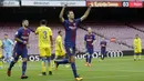Gelandang Barcelona, Sergio Busquets, melakukan selebrasi setelah mencetak gol ke gawang Las Palmas pada laga La Liga Spanyol, Minggu (1/10/2017). Barcelona menang 3-0 atas Las Palmas. (AP/Manu Fernandez)