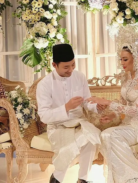 Sabtu, 10 Februari 2018, Nik resmi mempersuting wanita berdarah Sumatera Barat ini. Keduanya memilih lokasi di Plataran Heritage Borobudur, Jawa Tengah sebagai tempat pernikahan mereka. (Instagam/miss_west17)