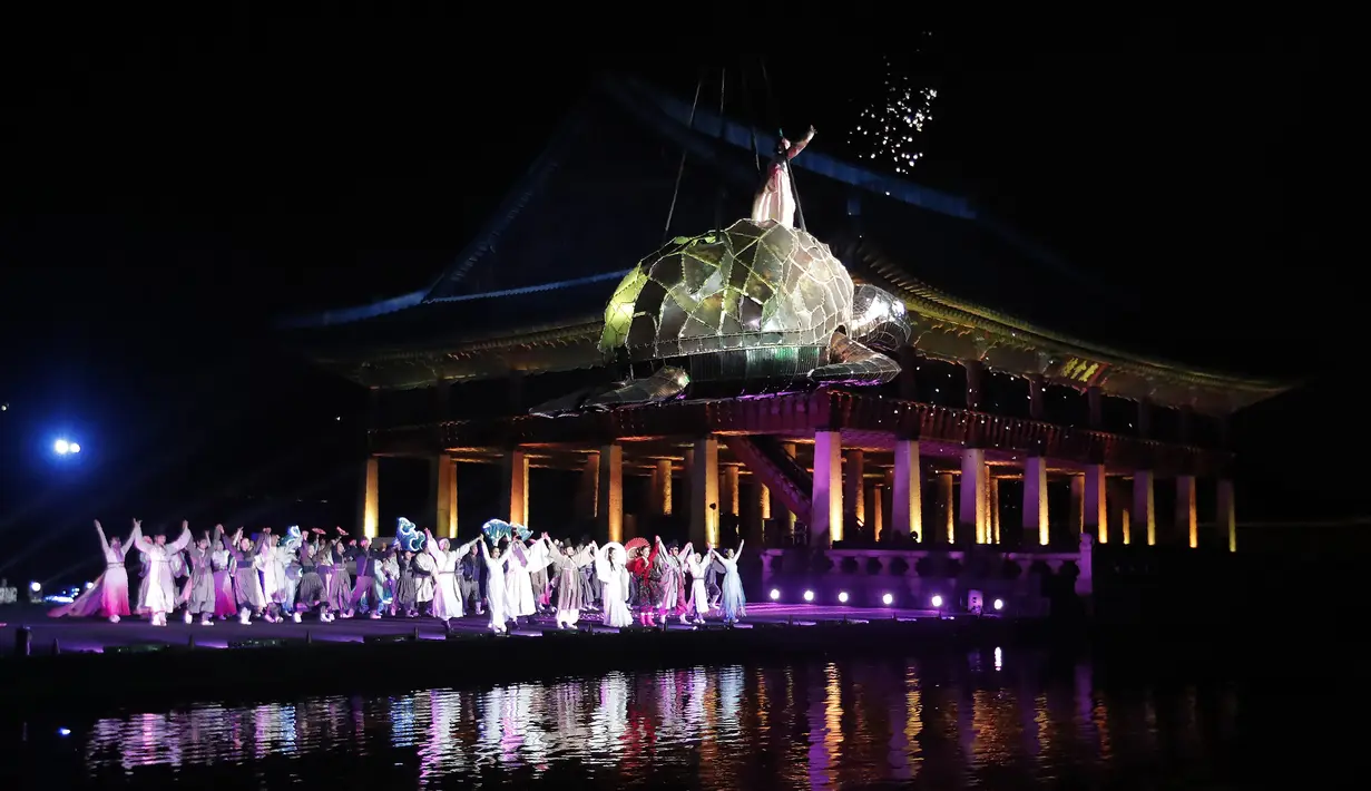 Aktor tampil selama Festival Budaya Kerajaan di Istana Gyeongbok, Seoul, Korea Selatan, Rabu (14/10/2020). Festival warisan budaya selama sebulan yang mengeksplorasi istana dan budaya kerajaan Korea Selatan dimulai pada 10 Oktober 2020. (AP Photo/Ahn Young-joon)