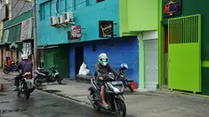 Warga Kalijodo menolak relokasi yang akan dilakukan pemerintah meski ditawari rumah susun untuk memulai hidup baru.  Warga Takut   Warga takut kehilangan mata pencarian bila pindah dari lokasi mengais rezeki saat ini.