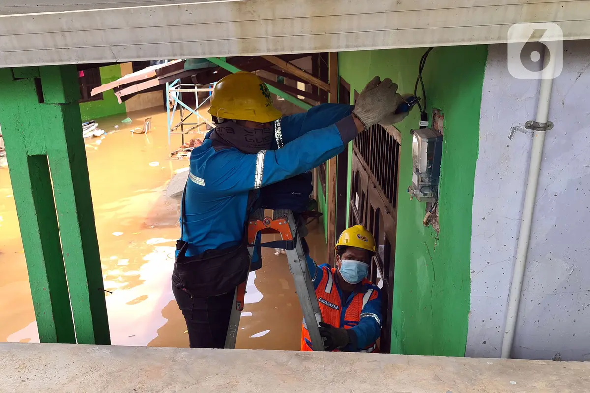 FOTO: Kesibukan Petugas PLN Amankan Jaringan Listrik Saat Banjir