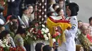 Yonanda Zulfa merupakan siswi SMA Bakti Pangkal Pinang, Bangka Belitung. Dia dipilih sebagai pembawa baki pada upacara penurunan bendera HUT RI ke-69. (dok.©2016 google/ Merdeka)