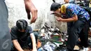 Ketua Komnas Perlindungan Anak Seto Mulyadi (batik biru) mencium berkas yang masih bisa diselamatkan pasca-kebakaran di kantor tersebut pada 28 Juni lalu, di kawasan Pasar Rebo, Jakarta, Senin (29/6/2015). (Liputan6.com/Yoppy Renato)