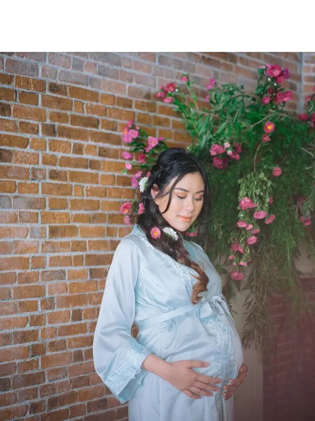 7 Potret Maternity Shoot Syahnaz Bertema Taman Bunga, Cantik dan Memesona