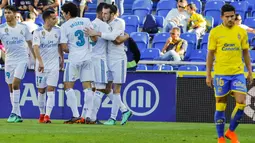 Para pemain Real Madrid merayakan gol Gareth Bale ke gawang Las Palmas pada lanjutan La Liga Santander di Gran Canaria stadium, Canary island, (31/3/2018). Madrid menang 3-0. (AP/Lucas de Leon)