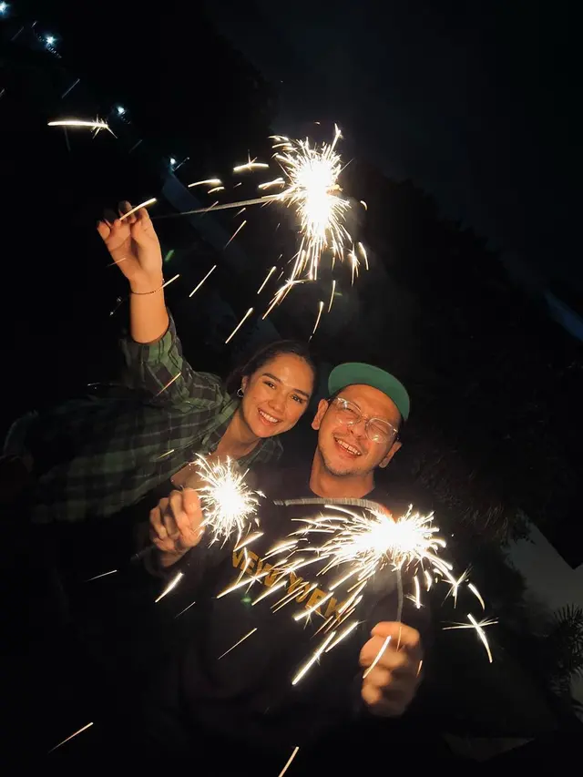 [Fimela] Raquel Katie Larkin dan Zarry Hendrik