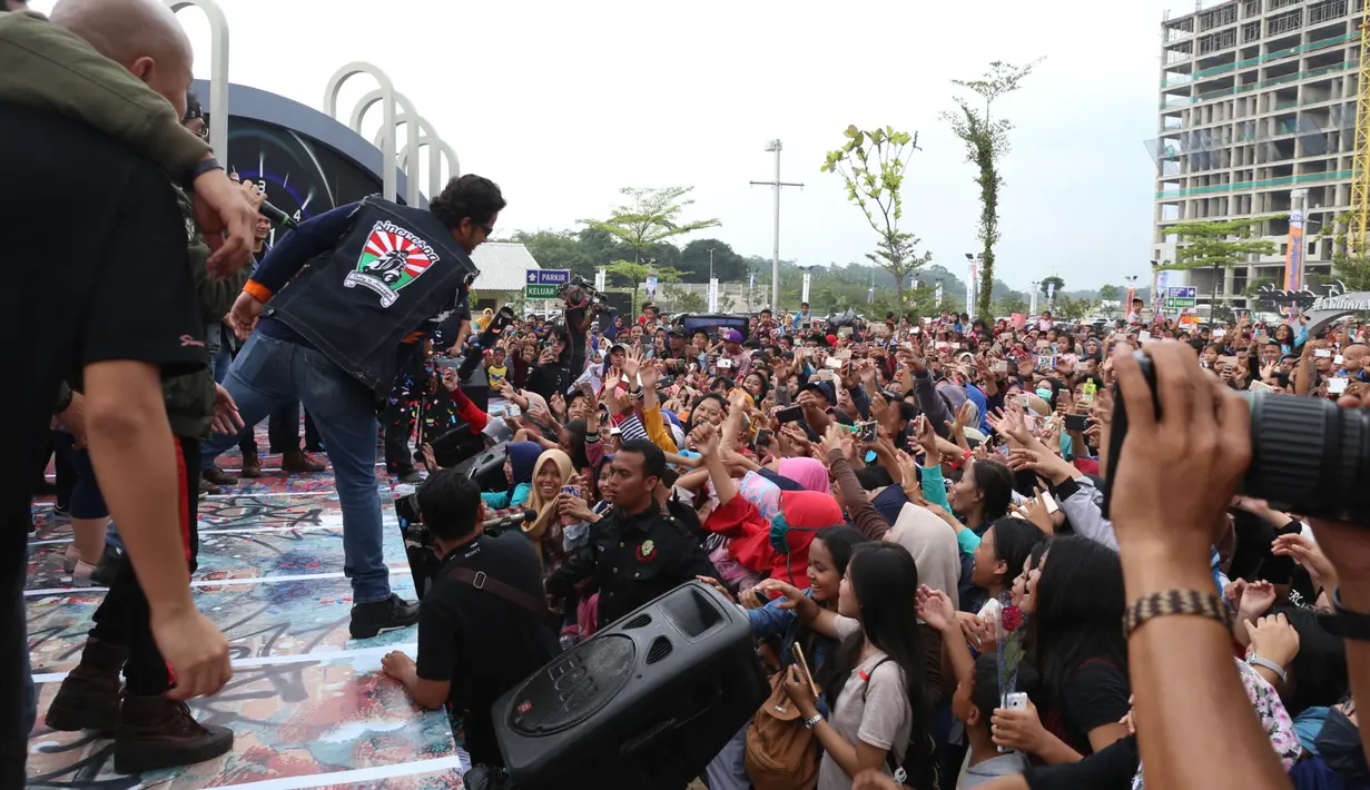 Tidak hanya pintar dalam berakting, para bintang sinetron tersebut juga unjuk kebolehan dalam musik. Mereka membawakan lagu bertajuk Kurayu Bidadari yang sebelumnya dipopulerkan oleh Al Ghazali. (Nurwahyunan/Bintang.com)