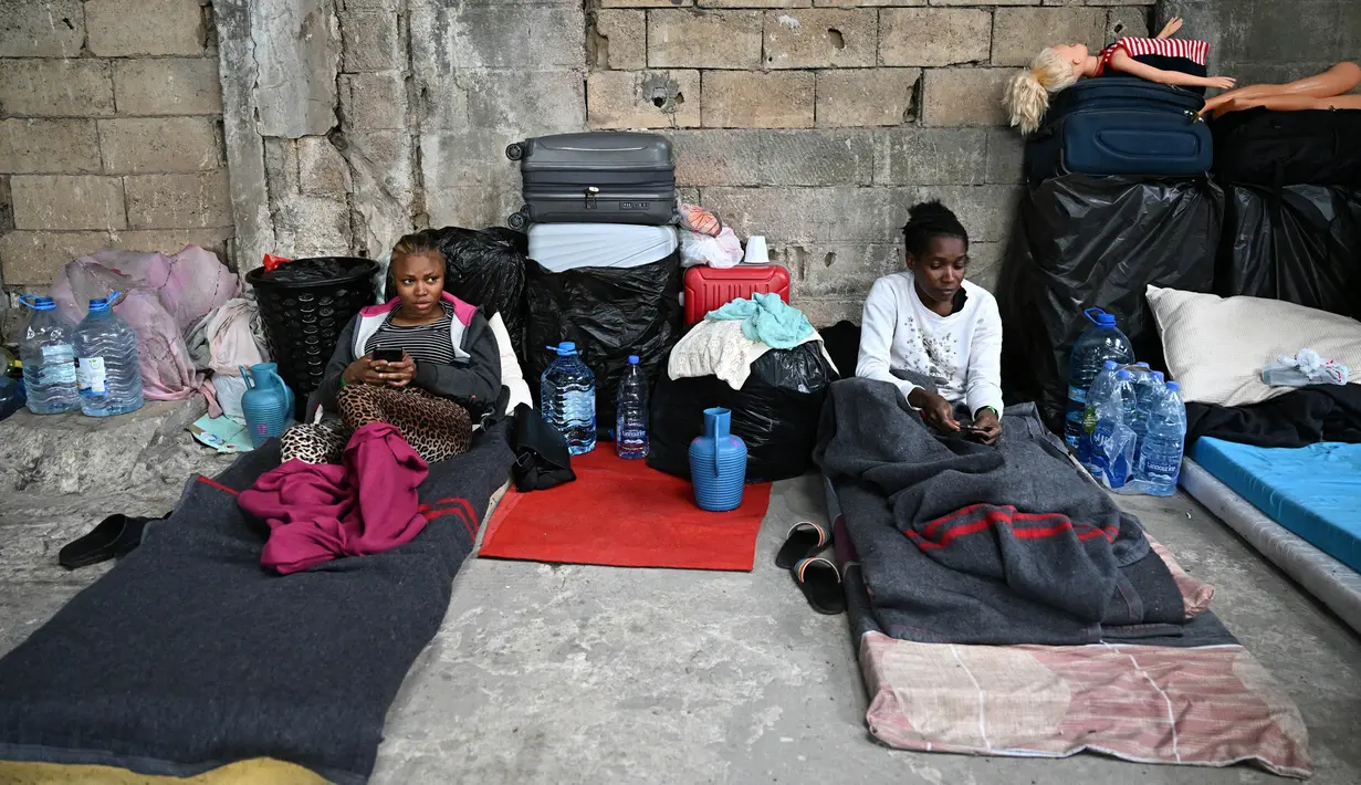 Sekelompok sukarelawan mengubah sebuah Gudang tak terpakai diubah menjadi tempat penampungan pengungsi bagi para pekerja migran Afrika di Lebanon. (Joseph EID/AFP)