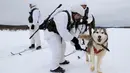 Tentara Brigade Arktik Armada Utara Rusia melatih anjing di Rusia, Selasa (26/11/2019). Kendati dilengkapi dengan peralatan militer modern, Armada Utara Rusia masih bergantung pada anjing siberian husky untuk menarik kereta luncur. (Andrei Luzik, Russian Defense Ministry Press Service via AP)