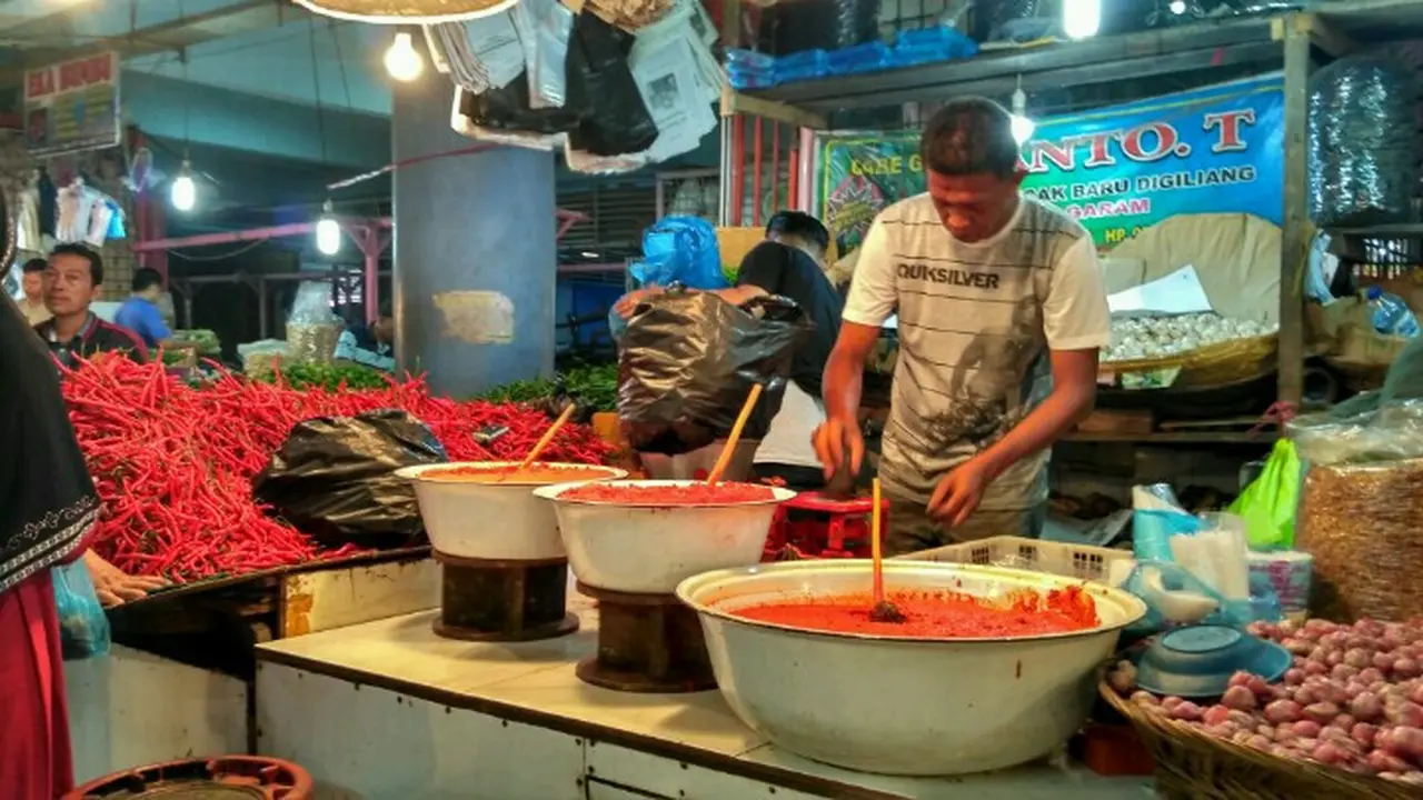 Pedagang melayani pembeli di Pasar Raya Padang. 9Liputan6.com/ Novia Harlina)