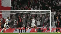 Pemain Timnas Inggris Myles Lewis-Skelly saat mencetak gol ke gawang Albania pada Ronde 3 Kualifikasi Piala Dunia 2026 Zona Eropa. (Glyn KIRK / AFP)