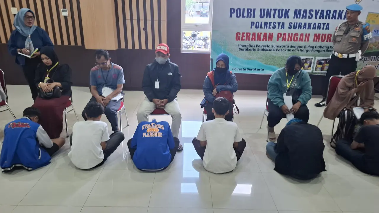 Sebanyak 65 remaja yang diduga pelaku demo ricuh di Solo melakukan sungkem untuk meminta maaf kepada orang tuanya di Markas Polresta Solo pada Minggu (31/8/2025).