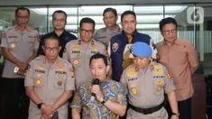 Kabareskrim Komjen Listyo Sigit Prabowo (tengah) memberikan keterangan dalam jumpa pers di Polda Metro, Jumat (27/12/2019). Pihak kepolisian merilis pelaku penyerangan terhadap penyidik senior KPK, Novel Baswedan yang merupakan anggota Polri berinisial RM dan RB. (Liputan6.com/Herman Zakharia)